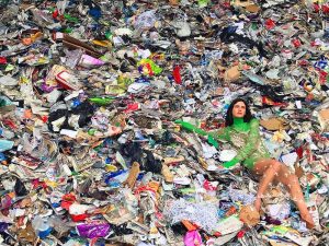 Tạo ra Fashion Waste - quần áo cũ k được sử dụng lại, thải ra môi trường gây ô nhiễm