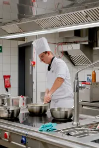 Thực hành chế biến món ăn tại Les Roches, Thụy Sĩ. Ảnh: Riccardo Banfi. Monocle
