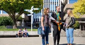 Sinh viên Massey University giao lưu trong khuôn viên trường