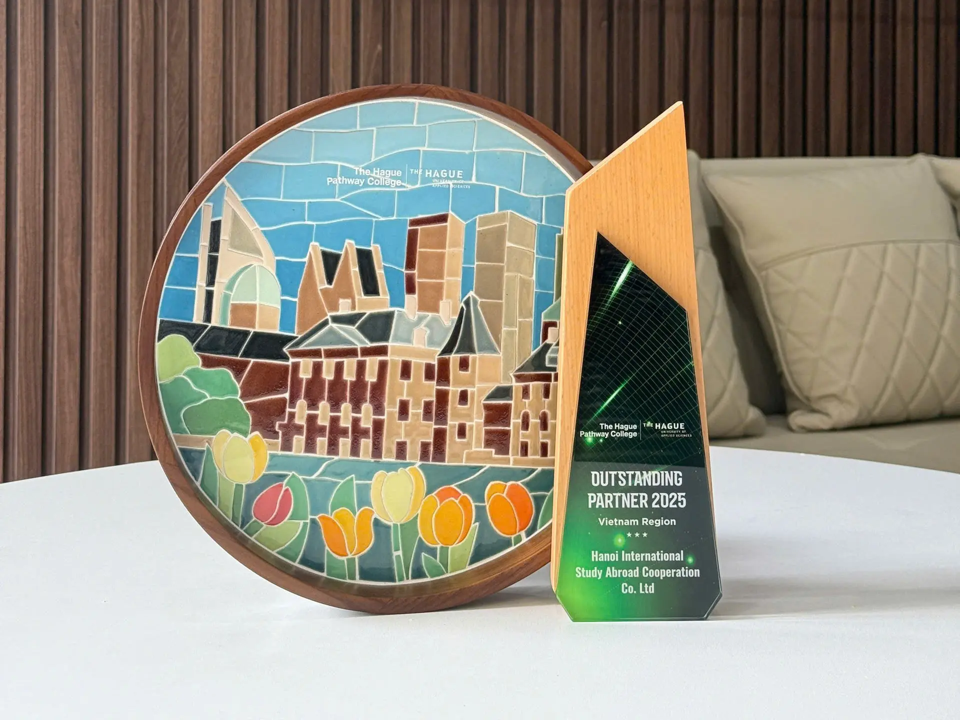 Giải thưởng "Đối tác xuất sắc 2025" (Outstanding Partner 2025) từ The Hague Pathway College